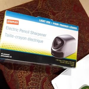 NIB STAPLES BRAND ELECTRIC PENCIL ✏️ SHARPENEF BSCK TO SCHOOL ONE DAY CLEARANCE!